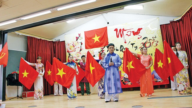 Người Angola cũng thích Tết Việt Văn nghệ đón Tết cổ truyền ở Angola. Ảnh: Ngọc Tuân