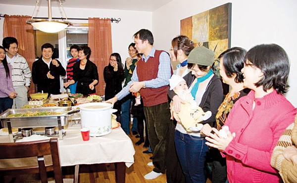 Món potluck tự nấu góp vui Bữa tiệc portluck tại nhà riêng GS Vũ Hà Văn (thứ 2 từ trái sang) ở Mỹ