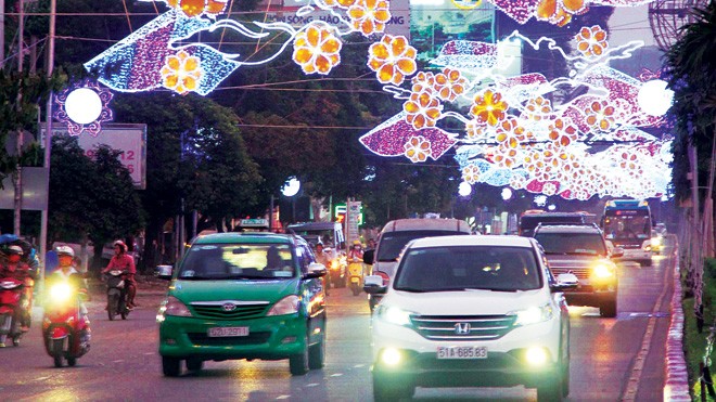 Xã hội hóa với nhiều ý tương sáng tạo Đường phố TPHCM trang hoàng lộng lẫy đón Xuân Giáp Ngọ. ảnh: hà mai