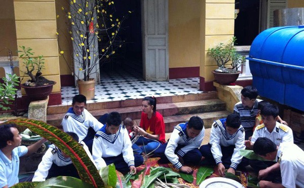 Cầu truyền hình trực tiếp “Tết Trường Sa” Gói bánh chưng dịp Tết ở thị trấn Trường Sa ảnh: Lương Xuân Giáp