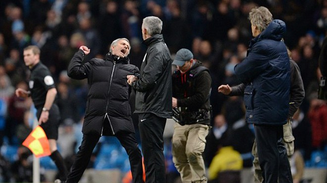 Sự nhún nhường kỳ lạ của “Người đặc biệt” Mourinho phấn khích sau tiếng còi mãn cuộc. Ảnh: Dailymail