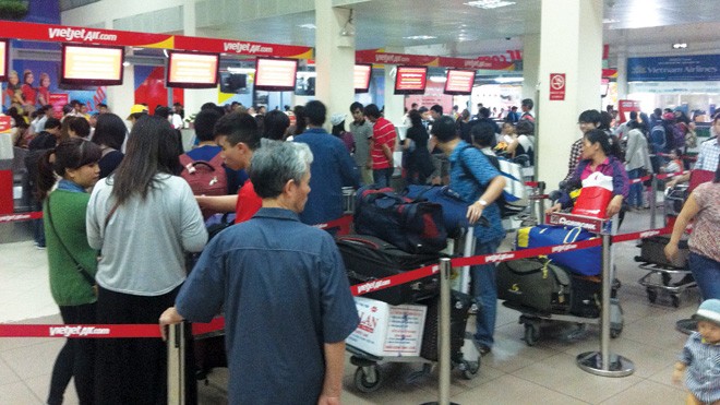 Sau Tết, nhà ga, sân bay TP.HCM kín người ra vào Làm thủ tục tại sân bay Tân Sơn Nhất ngày 4/2