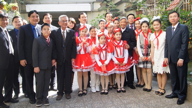 Kỳ vọng vào thế hệ trẻ Nguyên Bí thư thứ nhất T.Ư Đoàn qua các thời kỳ và Ban Bí thư T.Ư Đoàn cùng các em nhỏ đến từ Cung thiếu nhi Hà Nội đến thăm, chúc Tết nguyên Tổng Bí thư Lê Khả Phiêu. Ảnh: NGUYỄN MINH