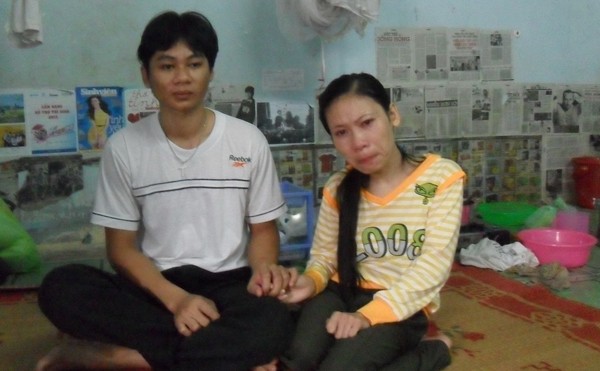 Chồng mù nuôi vợ bại liệt Vợ chồng anh Vầy, chị Huệ trong phòng trọ. ẢNH: HÒA HỘI