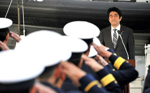 Nhật Bản lo Mỹ bất lực hoặc bỏ rơi Thủ tướng Nhật Bản Shinzo Abe thăm Lực lượng Bảo vệ Bờ biển của nước này. Ảnh: Bloomberg