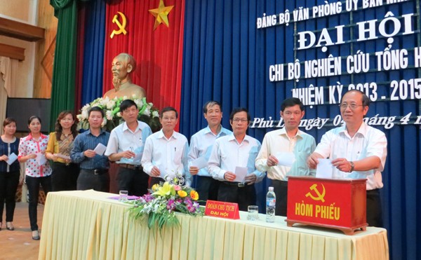 Chống tham nhũng cũng như bẻ đũa Ông Vũ Phạm Quyết Thắng cho rằng, đấu tranh trong Chi bộ Đảng không phải là dìm nhau mà nâng nhau lên mạnh mẽ hơn (Trong ảnh: Đại hội chi bộ Nghiên cứu tổng hợp II tại Văn phòng UBND tỉnh Hà Nam). Ảnh: P. Việt