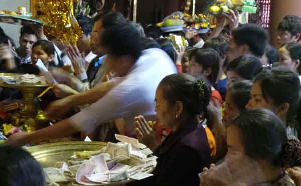 Khai hội Chùa Hương: Vẫn ngập tràn tiền lẻ Tranh nhau đặt tiền lễ ở Chùa Hương