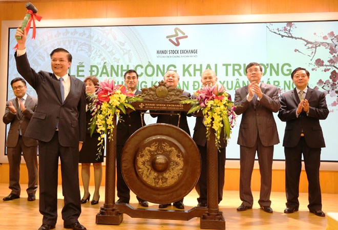 5 nhiệm vụ cho chứng khoán năm 2014 Bộ trưởng Bộ Tài chính Đinh Tiến Dũng đánh cồng khai trương phiên giao dịch chứng khoán đầu Xuân Giáp Ngọ 2014 tại Sở GDCK Hà Nội.