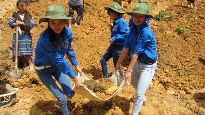 Lan tỏa các hoạt động vì cộng đồng Thanh niên tình nguyện Yên Bái cùng bà con làm đường. Ảnh: Trường Phong