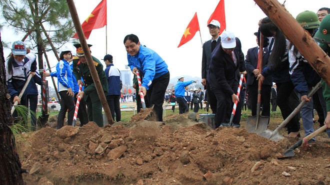 Mỗi bạn trẻ hãy trồng ít nhất một cây xanh Anh Nguyễn Đắc Vinh, Bí thư thứ nhất T.Ư Đoàn cùng lãnh đạo tỉnh Hải Dương trồng cây tại lễ phát động. Ảnh: Trường Phong