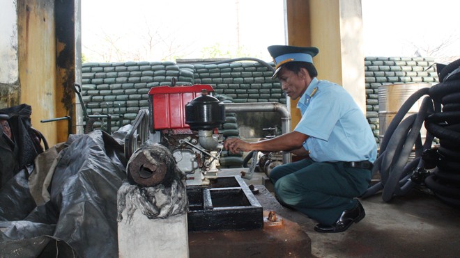 “Nhà sáng chế” giữa đại dương Trung tá Cao Văn Tuấn bên hệ thống tra nạp xăng do mình cải tiến. Ảnh: Tuấn Nguyễn