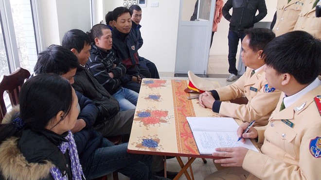 Mạnh tay dẹp “cò” chùa Hương 7 đối tượng cò mồi tại trụ sở Đội CSGT số 10. ảnh: Trọng Đảng