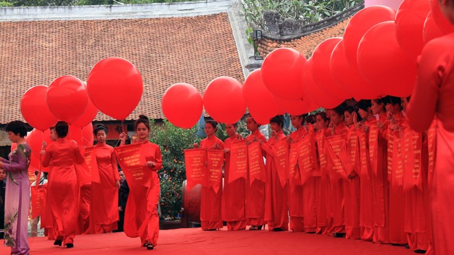 Một ngày chơi với thơ Lễ thả thơ màu đỏ ảnh: N.M.Hà
