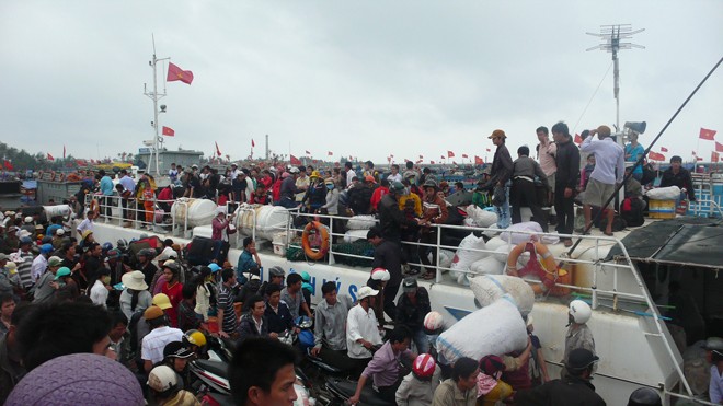 Sản vật Hoàng Sa ra thế giới Những chuyến hành tỏi từ Lý Sơn vào đất liền. Ảnh: Nam Cường