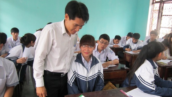 Đại học Phan Châu Trinh tuyển sinh riêng với 3 tiêu chí Cán bộ của trường về các trường PTTH tuyên truyền về tuyển sinh. Ảnh: P.V