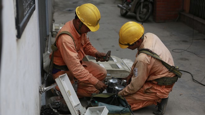 Lối thoát hẹp cho thoái vốn ngoài ngành Thoái vốn ngoài ngành đang là việc không dễ dàng đối với DNNN, trong đó có EVN (ảnh công nhân ngành điện đang làm việc ngoài trời). ẢNH: HỒNG VĨNH