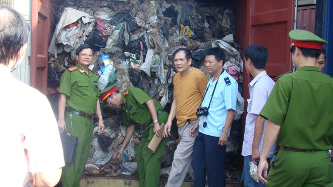 “Chúng ta sẽ thành bãi rác thải của người ta” Rác thải ngoại từng núp dưới vận đơn nhựa phế liệu được nhập vào cảng Hải Phòng. Ảnh: Đỗ hoàng