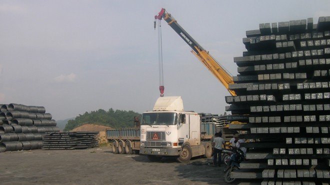 Bài học “chết lâm sàng” từ ngành Thép Tại nhiều doanh nghiệp, thép đang tồn đọng với số lượng lớn. Ảnh: Phong Cầm