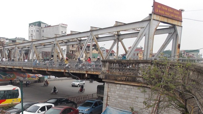 20 năm, cầu Long Biên chưa một lần sơn lại Trăm kiểu xà xẻo gầm cầu Long Biên. Ảnh: Trọng Đảng