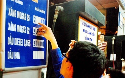 Đêm trước chất vấn Bộ trưởng Công thương, giá dầu lại giảm Các doanh nghiệp kinh doanh xăng dầu đầu mối đã đồng loạt giảm giá bán lẻ nhiều mặt hàng dầu từ sáng 1/4. Ảnh minh họa