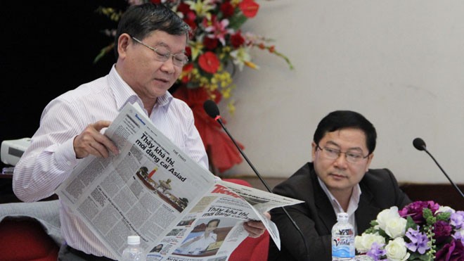 Sẽ có chế tài nếu không trả lời phản ánh của báo chí ĐBQH Lê Như Tiến trao đổi với TBT báo Tiền Phong Lê Xuân Sơn. Ảnh: C.K