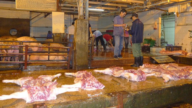 Công khai cơ sở sản xuất 'bẩn' Một cơ sở giết mổ gia súc tại Hà Nội. Ảnh: Quốc Hùng