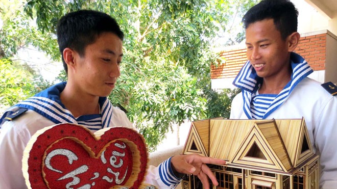 Lâu đài bằng... tăm tre Các sản phẩm làm bằng tăm tre. ảnh: Tuấn Cường