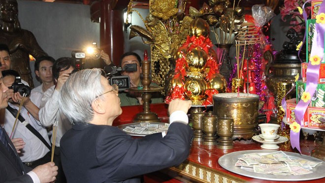 Tổng Bí thư dâng hương Đền Hùng Tổng Bí thư dâng hương lên các Vua Hùng trên đỉnh núi Nghĩa Lĩnh Ảnh: Tùng Duy