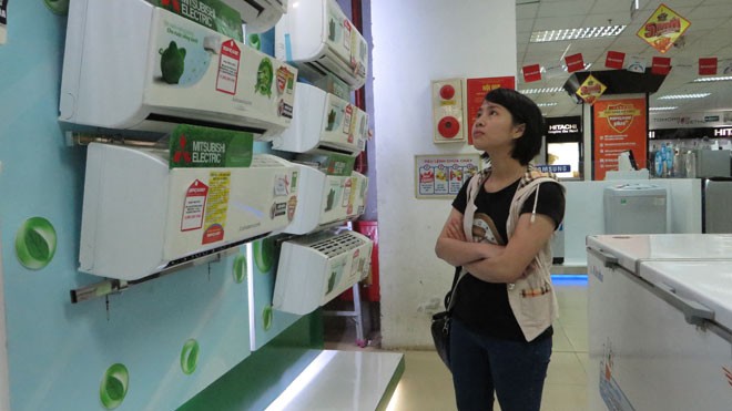Hàng siêu tiết kiệm điện “lên ngôi” Người tiêu dùng đang lựa chọn các loại điều hòa tiết kiệm điện cho mùa hè. Ảnh: Quỳnh Nga