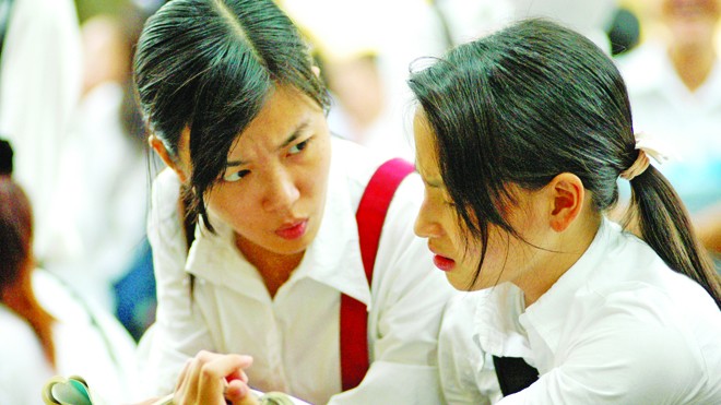 Đổi mới thi môn văn: Bộ quyết tâm, sở lo ngại Học sinh trường THPT Trần Phú, Hà Nội trao đổi về môn Văn Ảnh: hồng vĩnh