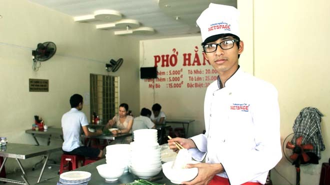 Quán phở mang tên mẹ của cử nhân 9X Ông chủ 9x Hồ Lê Minh Trí. Ảnh: Cát Hiền