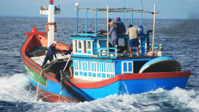 Không để ngư dân vay nặng lãi vươn khơi Ngư dân bám biển xa gặp nhiều khó khăn. ảnh: Nam Cường