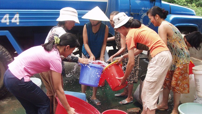 Nhập nhèm chất lượng nước sạch Thủ đô Không ít nơi tại Hà Nội chưa có đường ống dẫn, thiếu nước sạch phải có xe chở tới cấp cho người dân (Ảnh chụp tại Định Công, Hoàng Mai, Hà Nội). Ảnh: Hồng Vĩnh