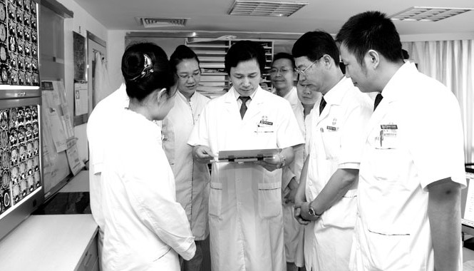 Phương pháp cấy hạt phóng xạ có thể duy trì tiêu diệt tế bào ung thư Các chuyên gia đang hội chẩn tại bệnh tại Bệnh viện Ung Bướu Hiện Đại Quảng Châu