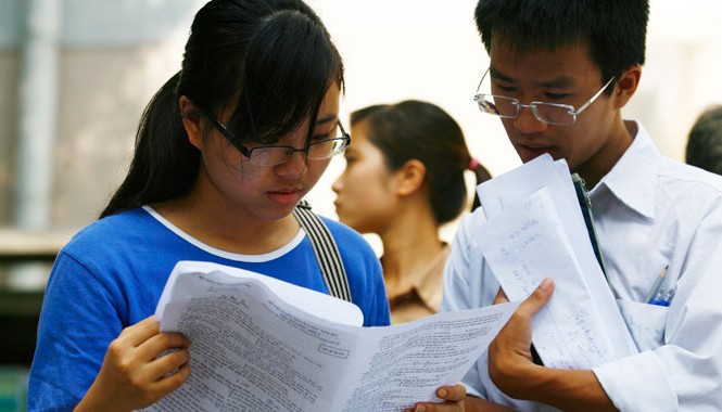 Học sinh phải trả phí tác quyền khi phô tô? Học sinh, sinh viên có thể sao chép tài liệu hợp pháp nếu trả một mức phí hợp lí. Ảnh: Hồng Vĩnh