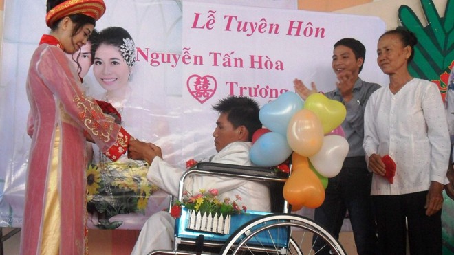 Hạnh phúc trong Ngày Người khuyết tật Anh Hòa đeo nhẫn cho vợ trong ngày cưới