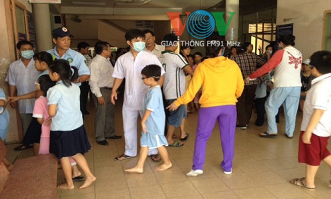 Sau bữa cơm trưa, gần 100 học sinh ngộ độc thực phẩm Các em học sinh nhập viện điều trị. Ảnh; VOV giao thông