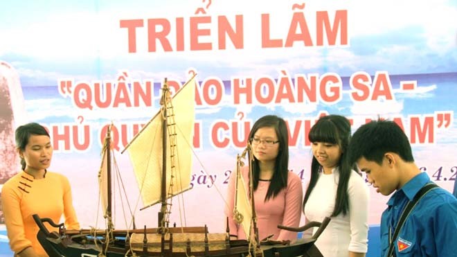 Triển lãm quần đảo Hoàng Sa – chủ quyền của Việt Nam Chủ quyền biển đảo Hoàng Sa thu hút sự quan tâm của đông đảo sinh viên. ảnh: H.V
