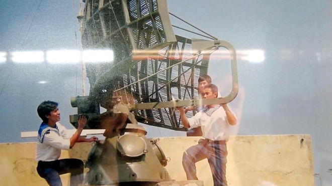 Hải quân trên… núi Bảo quản cánh sóng radar trước khi bàn giao cho phiên trực mới. ảnh: Tuấn Cường