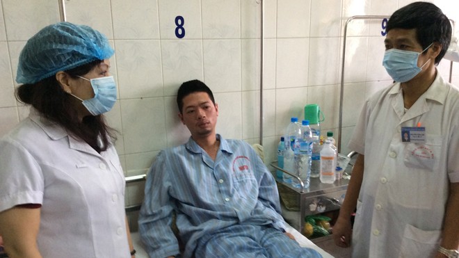 Nhiều người lớn mắc sởi, bố mẹ lây cho con Bộ trưởng Bộ Y tế Nguyễn Thị Kim Tiến thăm bệnh nhân sởi tại BV Bệnh Nhiệt đới T.Ư. Ảnh: T.Hà