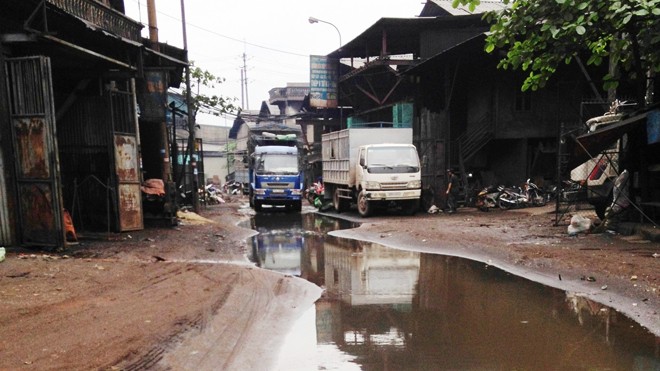 Đường xã nát tươm, không cân, không phạt Đường trong cụm công nghiệp Châu Khê (thị xã Từ Sơn - Bắc Ninh) sau 5,6 năm sử dụng. Ảnh: Sỹ Lực