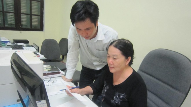 Nữ anh hùng giành giải nhà khoa học xuất sắc nhất Tuổi 63, kỹ sư Nguyễn Thị Nguyệt vẫn miệt mài với công tác nghiên cứu. Ảnh: nhân vật cung cấp