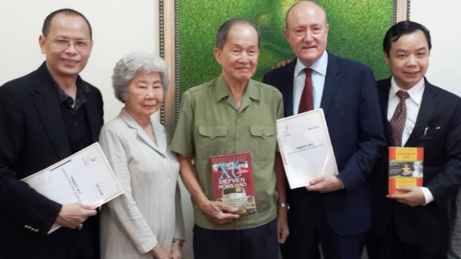 Sẽ sang Việt Nam vài năm làm phim về Phạm Xuân Ẩn Từ trái qua ông Nguyễn Quang Minh, bà Tám Thảo, ông Tư Cang, ông Larry Berman và Nguyễn Văn Phước chụp hình lưu niệm chung sau lễ ký kết hợp tác