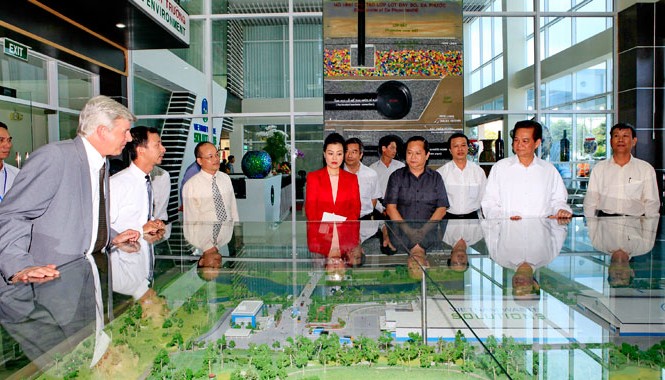Ra đi để trở về - Nhìn từ một doanh nhân Việt kiều Thủ tướng Nguyễn Tấn Dũng đánh giá cao dự án xử lý rác hiện đại của ông David Dương ở TPHCM trong chuyến thăm đầu năm 2014. Ảnh: L.N