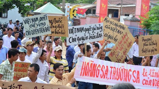 Ngư dân miền Trung sôi sục Ngư dân Quảng Nam diễu hành phản đối những hành vi sai trái của phía Trung Quốc. Ảnh: Nguyễn Thành