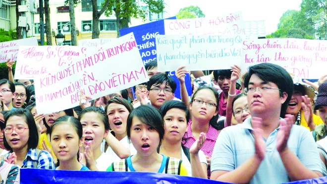 Người dân ba miền tuần hành phản đối Trung Quốc Thanh niên TPHCM xuống đường tuần hành do Hội Luật gia TP tổ chức, phản đối Trung Quốc đặt giàn khoan trái phép trên vùng biển Việt Nam. Ảnh: HUY THỊNH
