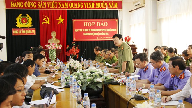 Chi tiết vụ tiêm nhầm thuốc độc cho trẻ sơ sinh Đại diện CA Quảng Trị trả lời các nhà báo . Ảnh: HT