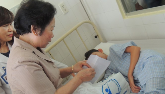 Chăm sóc sức khỏe tốt nhất cho con em chiến sĩ biển đảo Phó Chủ tịch nước Nguyễn Thị Doan tặng quà cho các em mắc bệnh tim bẩm sinh tại bệnh viện Hoàn Mỹ Đà Nẵng
