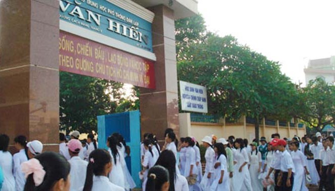 Chuyển đổi trường Văn Hiến: Lập lờ tài sản công, tư Trường THPT Dân lập Văn Hiến được hình thành từ tài sản của nhà nước và nhân dân đang được giao vào tay cá nhân ông Nguyễn Thanh Ngạn
