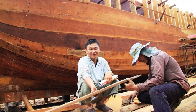 Trắng đêm đóng tàu gỗ khủng vươn khơi Hoàng Sa Anh Xô Việt bên con tàu “khủng” đang hoàn thiện của mình. Ảnh: Nguyễn Huy